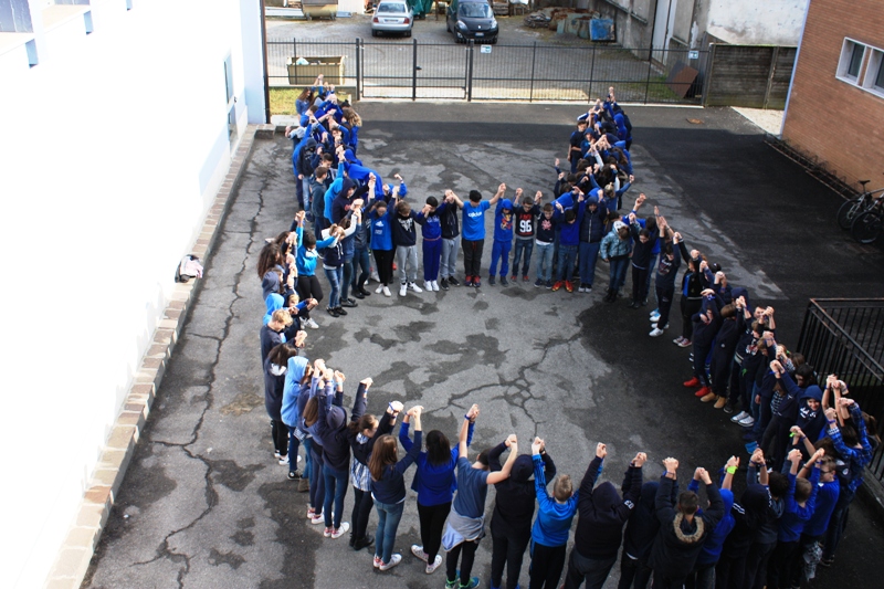 Nodo blu nel cortile di Carvico